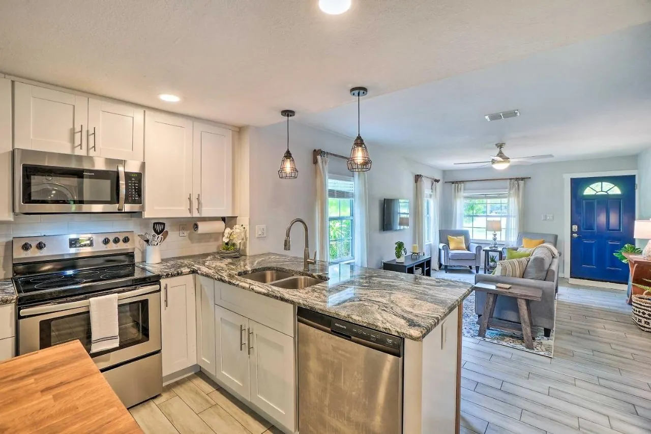 Central Point Tampa Home With Outdoor Lounge!