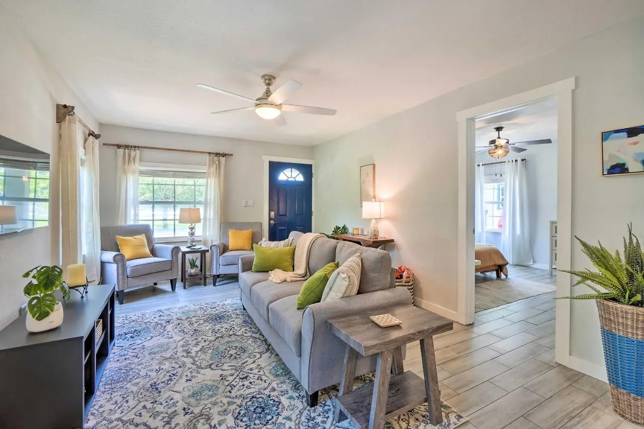 Central Point Tampa Home With Outdoor Lounge!