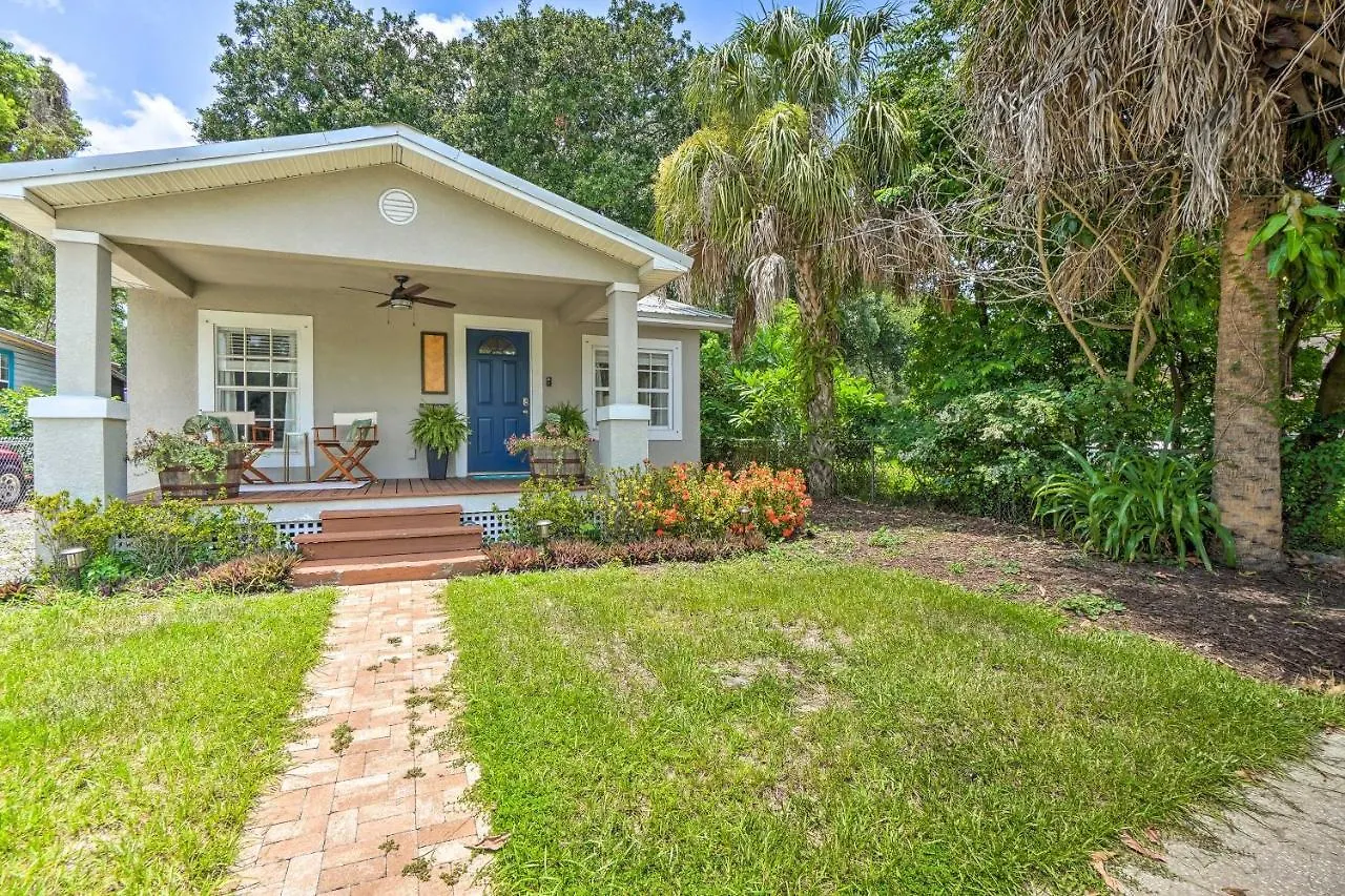 Central Point Tampa Home With Outdoor Lounge!