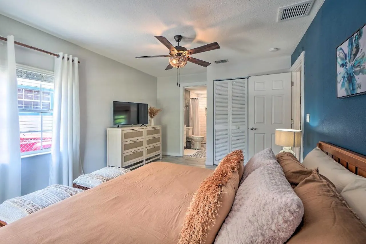 Holiday home Central Point Tampa Home With Outdoor Lounge!